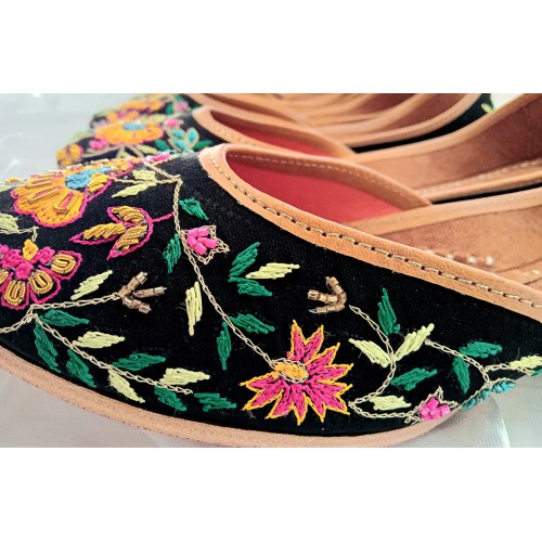 Punjabi Jutti - Women's Shoes in black 