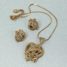 Dilsia Pendant Set