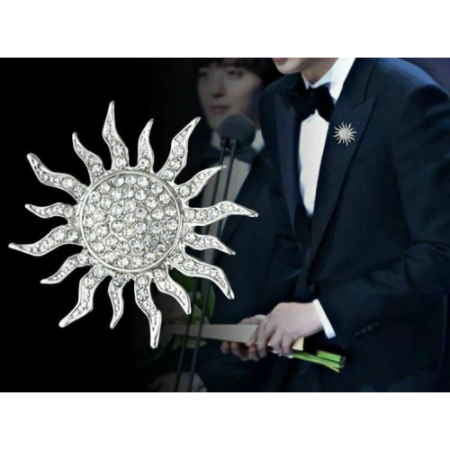 Stunning vintage look silver plated sun shaped brooch suit coat broach pin b12