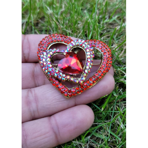 Red Heart Celebrity Brooch Stunning Vintage Look Retro Style Love Broach Pin D3R